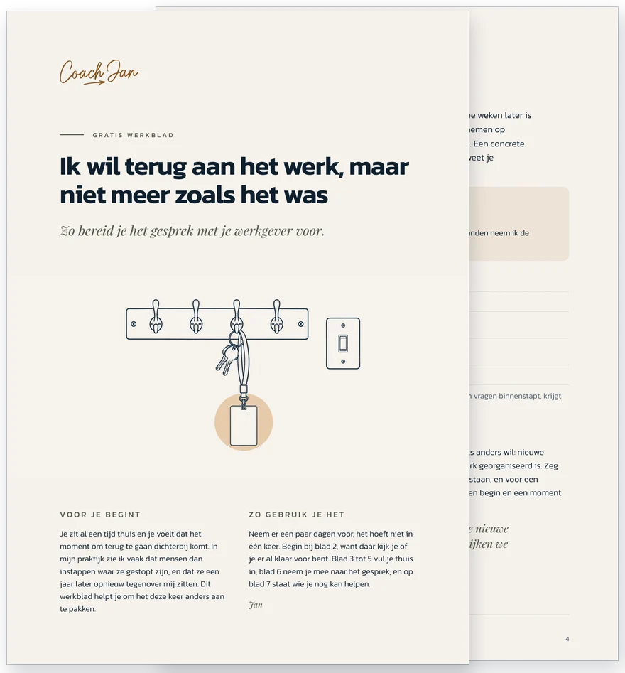 De kaft van het werkblad Ik wil terug aan het werk, maar niet meer zoals het was, met een tekening van een sleutelrekje met een badge aan een koord, en daarachter een blad van het werkblad.