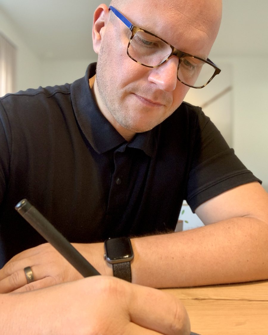 Jan Jacobs schrijft aan tafel