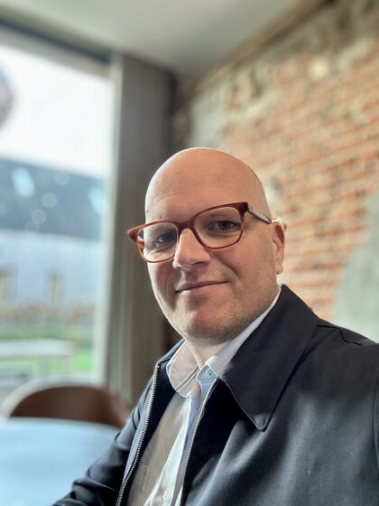 Portret van Jan Jacobs bij het raam